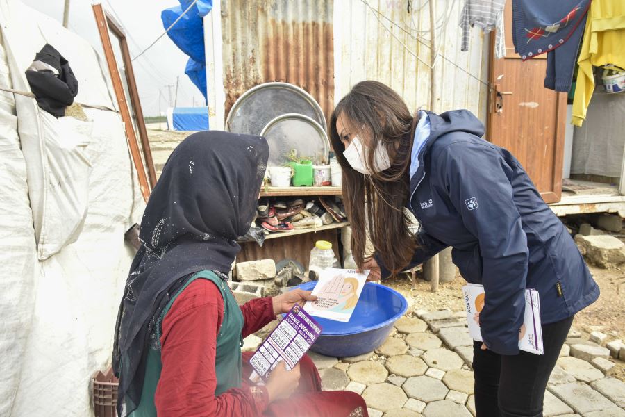 Büyükşehir ekipleri çadır kentlerde yaşayan kadınları ziyaret etti