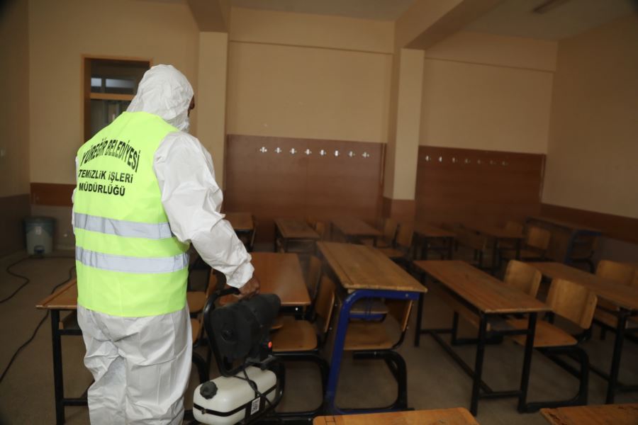 Yüreğir Belediyesi okullarda dezenfekte çalışması yaptı