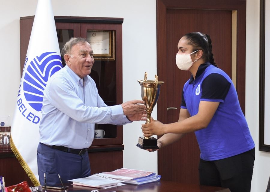 Şampiyon kadın atletlerden, Başkan Akay’a teşekkür ziyareti
