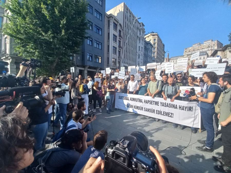 Gazeteciler sansür yasasına karşı sokakta