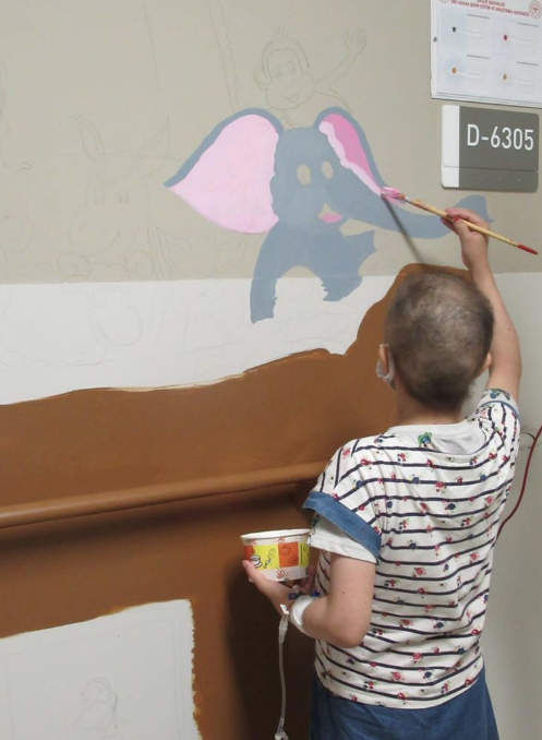 Kemoterapi gören çocuklar için hastane duvarlarına resim yapıyorlar