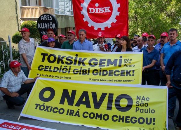 İzmir’de Asbestli Gemiye Protesto