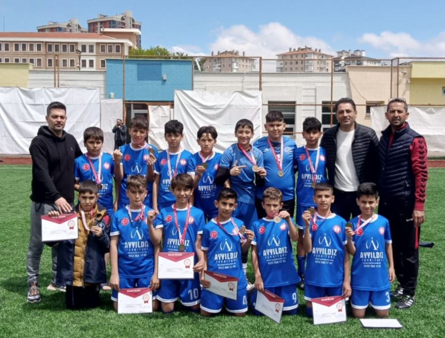 Seyhan Şehit Metin Malkav Ortaokulu Futbol Takımı’nın hedefi Türkiye Şampiyonluğu